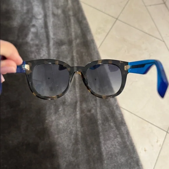 FENDI Stylish Tortoiseshell Sunglasses - Picture 3 of 6